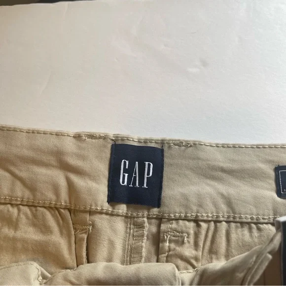 GAP Women's Tan Shorts. Size 4 - Picture 4 of 7